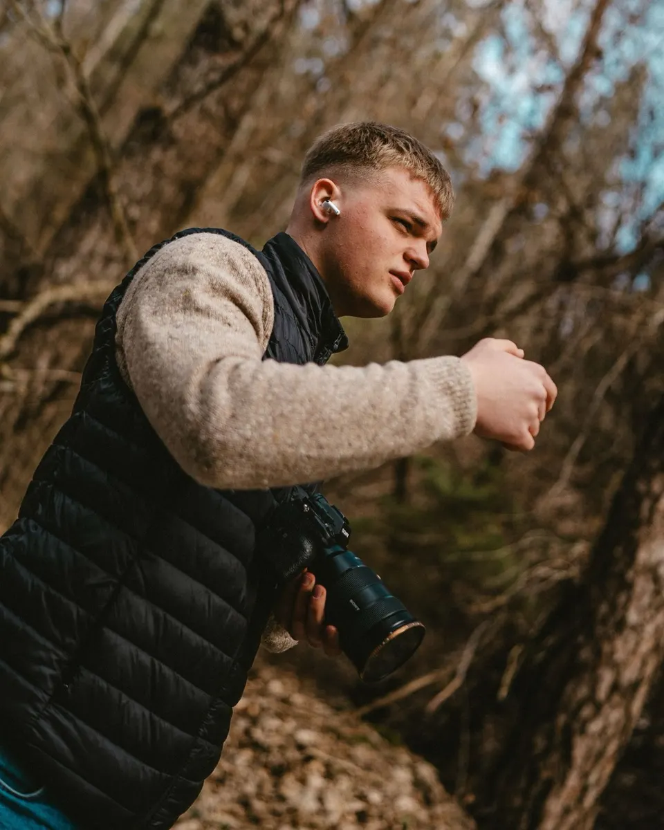 Bongo operatorius filmavimo aikštelėje rodo kadrą